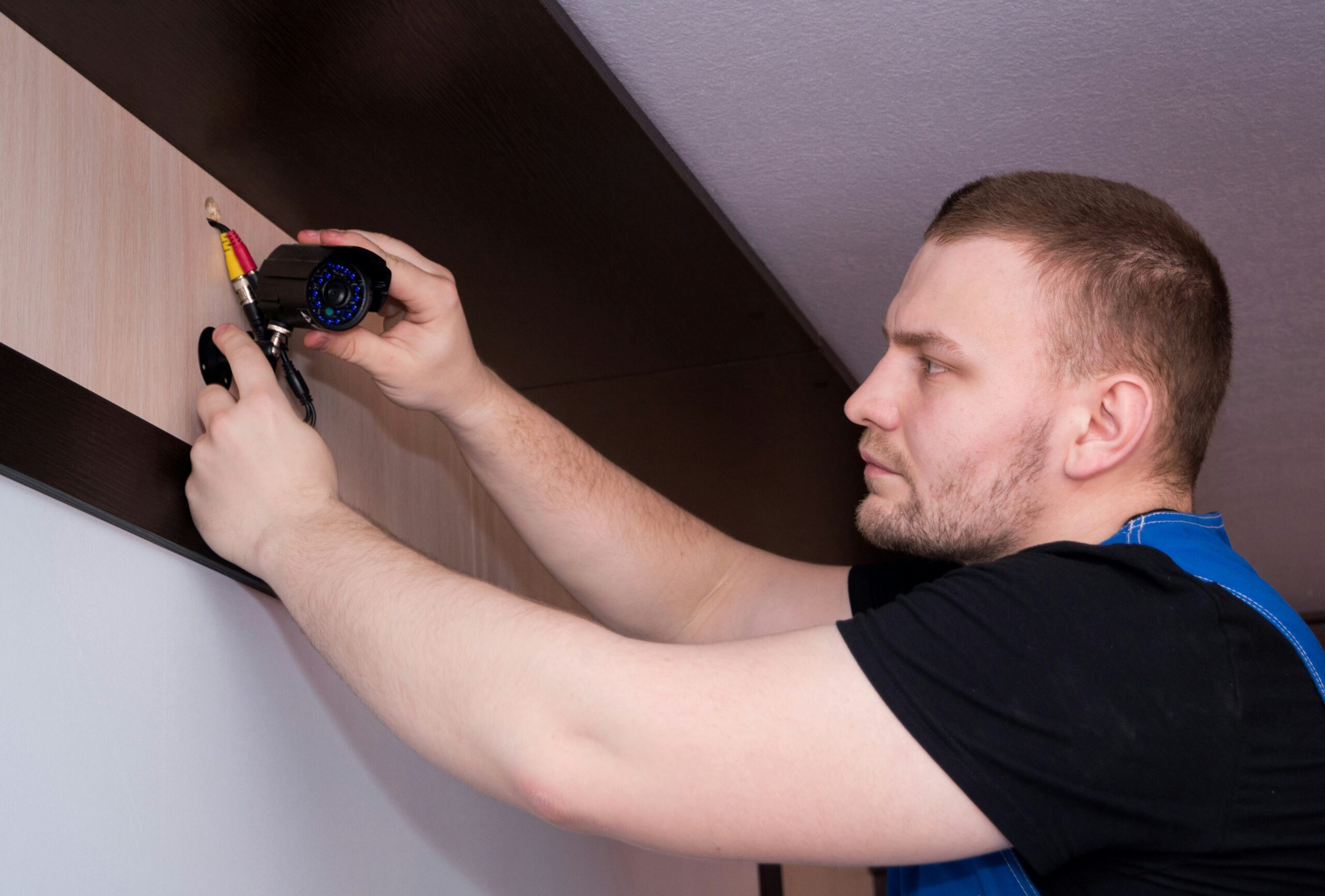 Técnico instalando cámara de seguridad ProtegeAhora en vivienda de Málaga